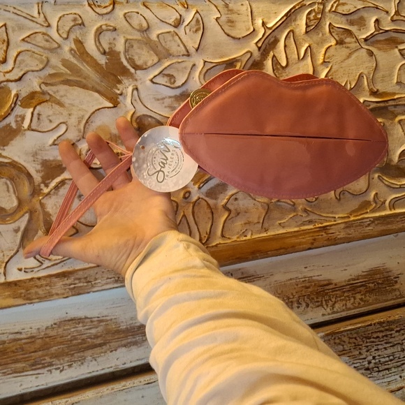 NEW SAVVY TRAVELERS KISS KLUTCH. - Picture 9 of 9